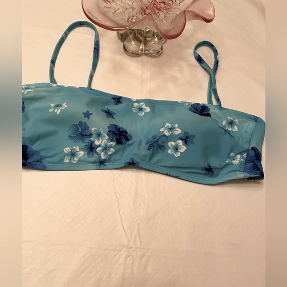 🔥 3/21 🔥Traffic size Medium light blue floral Bandeau style Bikini top only. - Picture 1 of 4